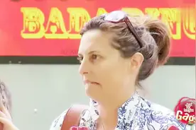 国外街头恶搞：这个辣椒到底有多辣？小伙吃完之后把路人吓了一跳视频封面