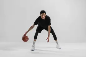 夏联打完回国不休息，“大魔王”周琦怎么不累呢？图片