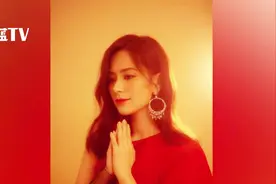 阿娇身穿单肩上衣皮肤雪白，红与黑经典搭配气质加分视频封面