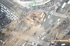云纺路口爆裂的主水管找到了抢修还在持续中预计下午16点恢复供水视频封面