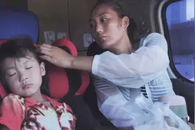 妈妈带6岁女儿跑货运4年，努力打拼为给女儿好未来视频封面