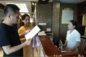 湖北一名干部违规刷公务卡买1副眼镜 5人被问责图片
