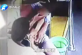 郑州家长挥手截停公交车，大公交秒变“救护车”司机：救命要紧！视频封面