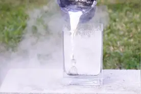 水银会变固体吗？老外把水银倒进-196°C液氮中，你猜结果会怎样