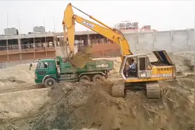 怀念啊，加藤老款挖掘机，曾经是个王者，现在很少看到了视频封面