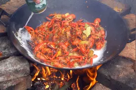 啤酒煮小龙虾香辣美味，喝了两罐啤酒后一大盆都不够吃视频封面