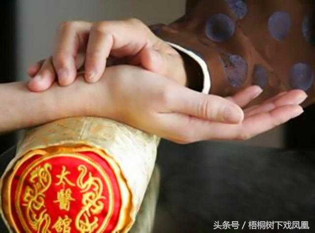 有一种病叫“飞尸”，过去一人被传染上可致全家死亡，现代人都怕