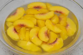 2分钟教会你做黄桃罐头，一煮一蒸，无任何添加剂，放半年都不坏