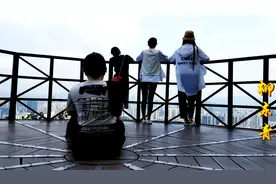 在景区怎么拍照更好看，这几个女孩子的方式太有创意了