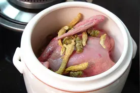 女人气血不好要常炖这盅汤，材料和做法都很简单，比吃燕窝还养人视频封面