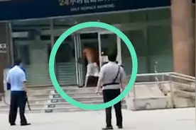 淄博半裸男持铁锤沿街打砸银行门窗 警方：人已抓，非抢劫视频封面