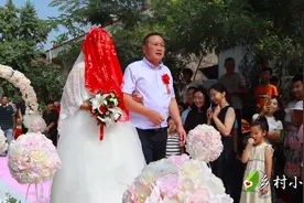 实拍农村露天婚礼：快来看，新娘子太美了！全村老少都来围观视频封面