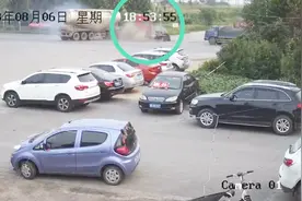 河南：小轿车行至路口突然转向 被泥罐车横推数十米挤压变形视频封面