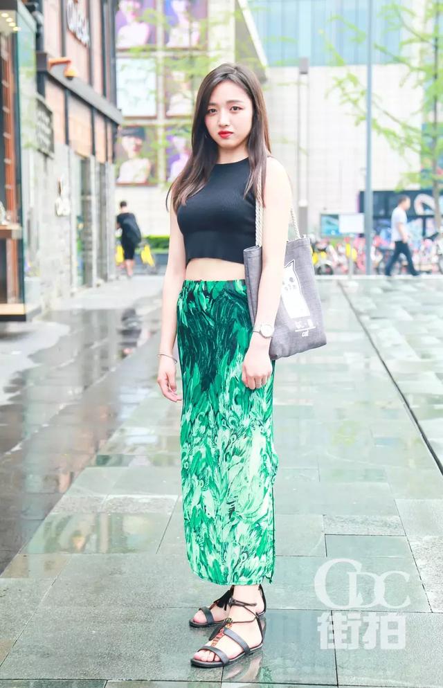 「成都街拍」满脸胶原蛋白!太古里的小姐姐不仅皮肤好还很会穿搭