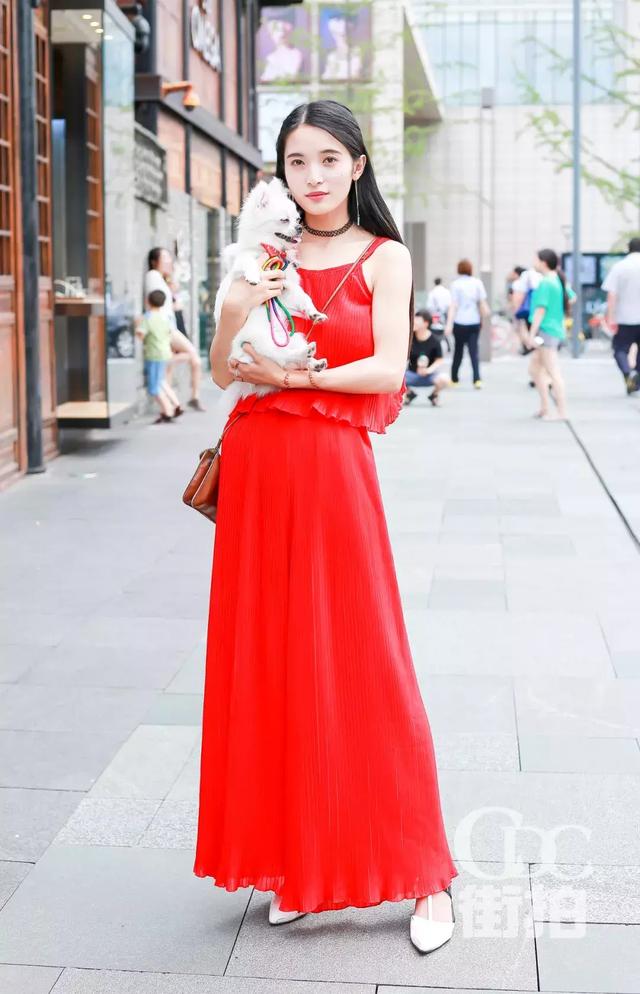 「成都街拍」满脸胶原蛋白!太古里的小姐姐不仅皮肤好还很会穿搭