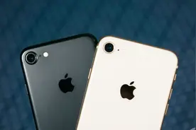 iPhone7对比iPhone8，这差距看得我十分尴尬！视频封面