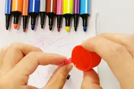 把它倒进彩色笔的笔芯，解决了很多小朋友的大烦恼，妈妈都省心了