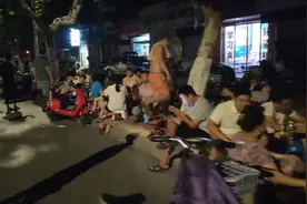 幼升小担心报不上，家长校门口通宵排队视频封面