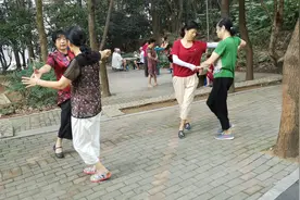 湖南娄底的广场舞大妈们！视频封面