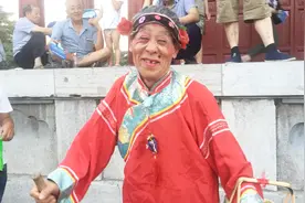 70多岁大爷真是戏精，扮演媒婆笑翻现场观众，看一次笑一次视频封面