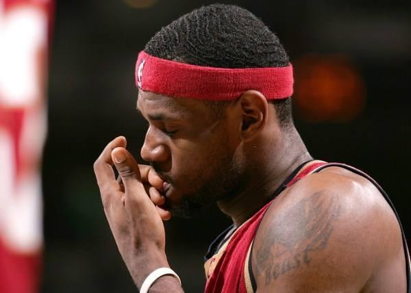 发明剪刀之前，人类怎么剪指甲？最长的指甲有多长？