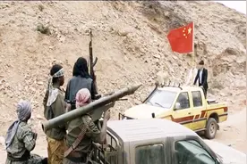 小伙穿越非洲战乱区遇到阻击，亮出中国国旗，对方立刻停火放行！视频封面