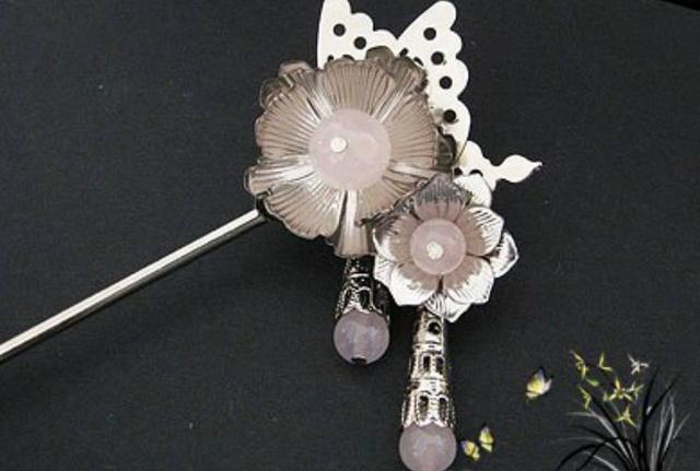 古代女子的发簪做工都非常的考究和细致,尤其是宫里那些妃子佩戴的