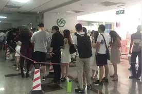 十年等一回的好日子！深圳婚姻登记处快被幸福感“挤爆了”视频封面