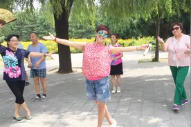 街头艺人公园唱跳情歌《真的爱你》，大爷大妈热情伴舞，很欢乐！视频封面