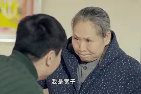 老母亲把自己儿子当做磨刀师傅，儿子内心崩溃，默默照顾老母亲视频封面