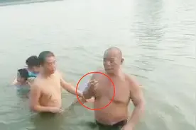 “你大爷还是你大爷”，大爷叼着烟下水救大妈，人救了烟还没灭视频封面