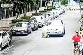 小男孩玩滑板车冲上马路被车碾压身亡 看完监控视频心都碎了……视频封面