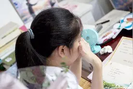还记得趴着上学的台州“截瘫女孩”吗？她收到大学录取通知书了视频封面