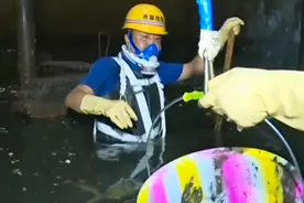 高温下的管道清淤工：身着8斤装备深入11米深井 只为畅通城市地下生命线视频封面