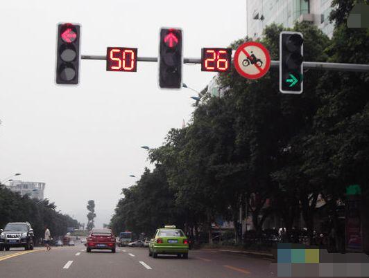 美测试遭闯红灯汽车撞击，结果令人无语，看完你还敢闯红灯吗？