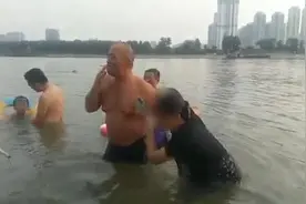 大爷叼烟救落水大妈走红：我还年轻视频封面