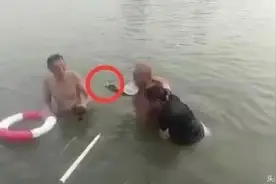 武汉男子边抽烟边救溺水者 救援时间只用1分钟图片