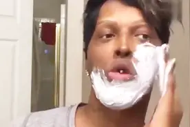 粗汉黑人大哥变身女人全过程，戴上假发才是惊艳的开始！视频封面