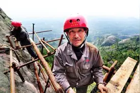 玻璃栈道都是怎么修建的？看完才知道，工人师傅这是在玩命