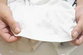白衣服上沾了果汁难清洗？教你一招，轻松去除果汁印，干净不留痕视频封面
