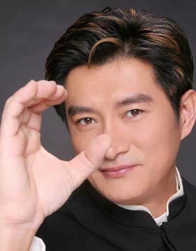 八卦八卦我牵挂 黄安,60岁歌手黄安晒机场照,皮肤紧致不显老,68元的焖