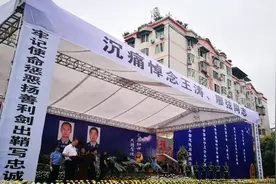 送别仁寿两位英雄民警：武警抬灵柩缓步前行，上万市民泪目视频封面