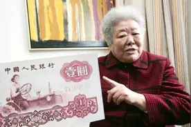 中国第一位女拖拉机手，她的形象被印在人民币上，原来人们被骗了