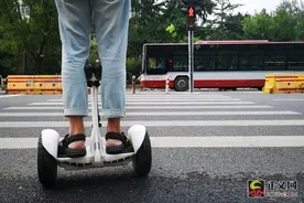 代步神器易成马路杀手，电动平衡车上路违法了！图片