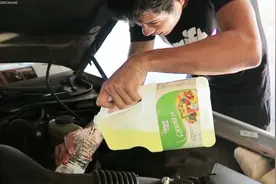 食用油倒进发动机，这车还能开吗？小哥闻到了金拱门的味道！视频封面