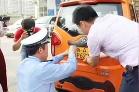 这种电动三轮车越来越多了，不需要驾驶证和行驶证，该管管了吧！视频封面