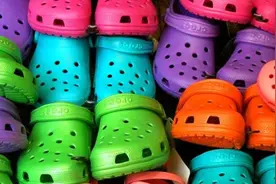 鞋企crocs关最后一家工厂，粉丝惋惜视频封面