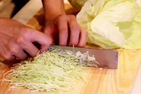 将椰菜卷好切成细丝，清脆的声音，听着让人食欲大增！