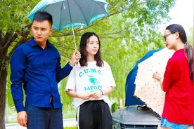 美女街头卖雨伞，20块的雨伞卖到200块，男子都愿意买，为什么？