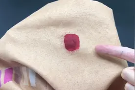 床单上再久的血渍，用它搓几下就彻底干净了，洗完就像新的一样视频封面